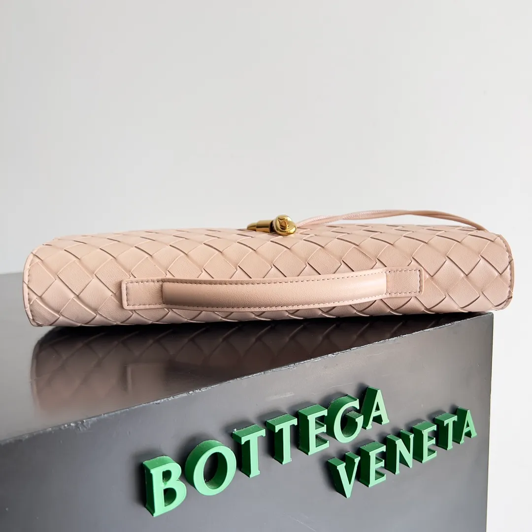 The batch of 1360 BV Andiamo evening handbags has been heavily planted again~ The designer aesthetics in the era of economic downturn are back. I fall in love with it at first sight and can't put it down. It's so beautiful and full of aura. The shape and texture are very competitive. It's light in weight and has sufficient capacity. It's a must-have for fashionistas. It's suitable for many occasions, minimalist, high-end and light luxury. Model No.: 741511 Size: 31*13*3cm